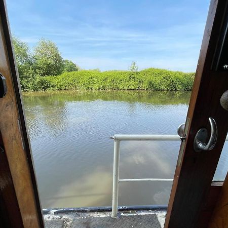 Dutch Cruiser Ship On A Tranquil Secluded River Тонбридж Екстериор снимка