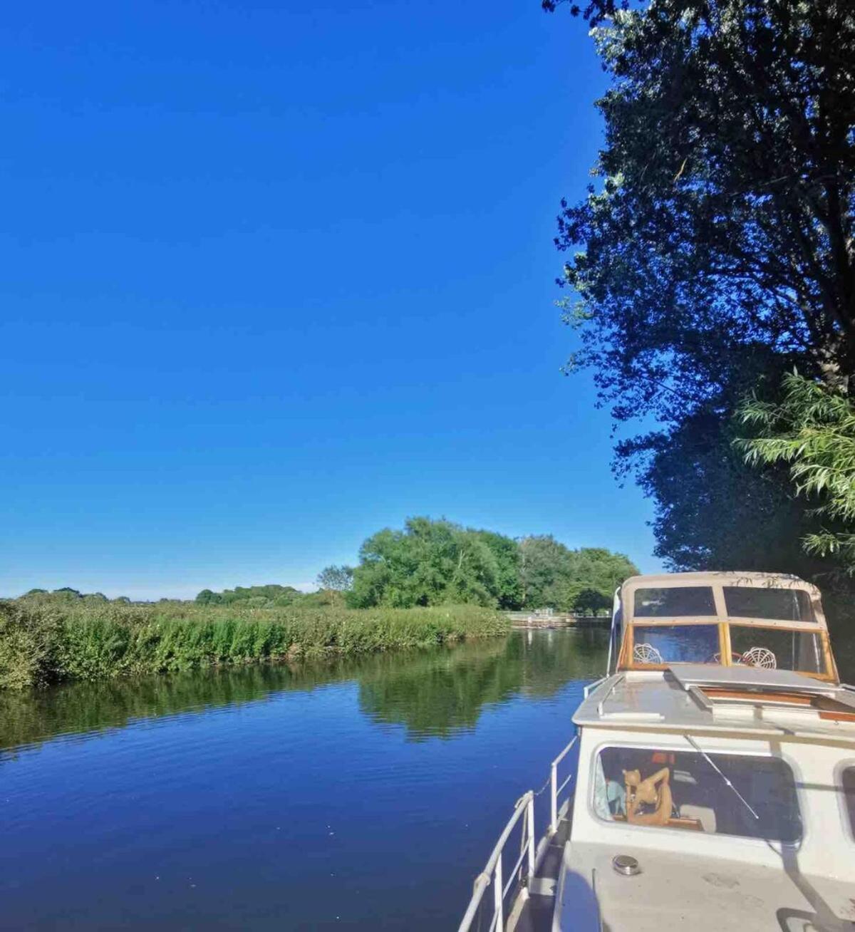 Dutch Cruiser Ship On A Tranquil Secluded River Тонбридж Екстериор снимка