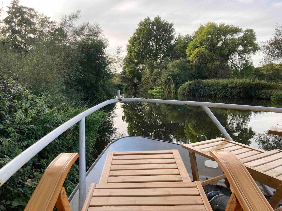 Dutch Cruiser Ship On A Tranquil Secluded River Тонбридж Екстериор снимка