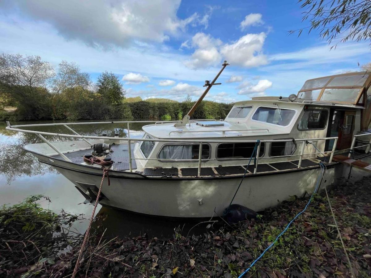 Dutch Cruiser Ship On A Tranquil Secluded River Тонбридж Екстериор снимка