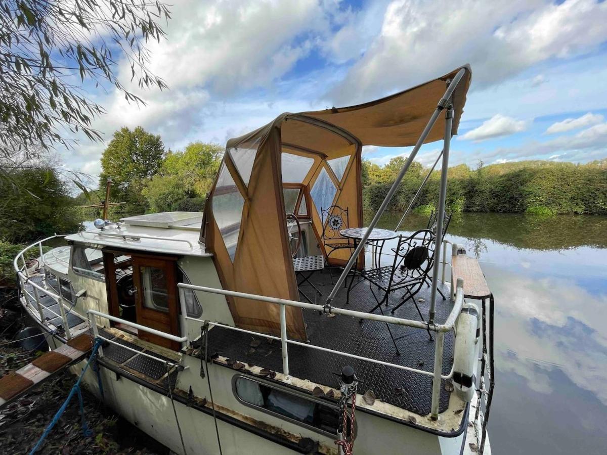 Dutch Cruiser Ship On A Tranquil Secluded River Тонбридж Екстериор снимка