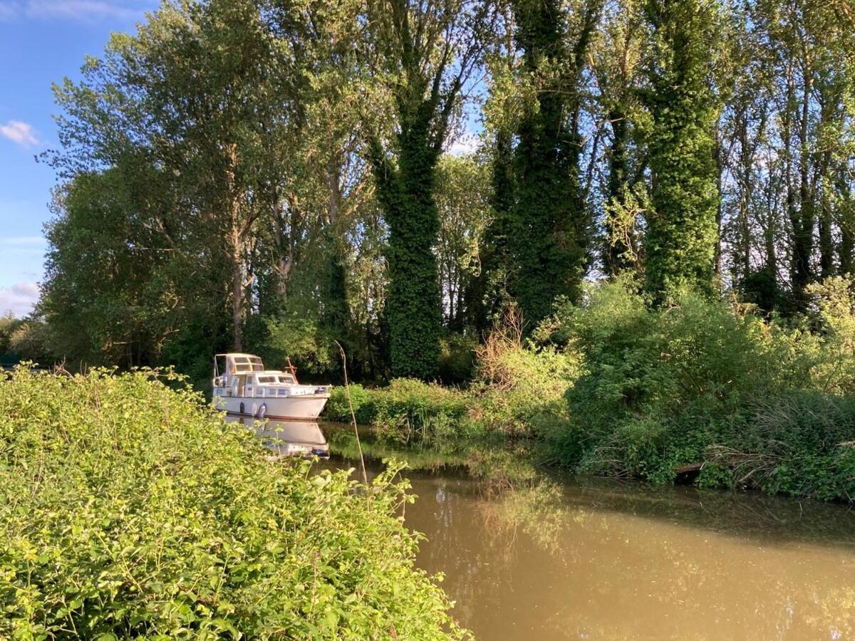 Dutch Cruiser Ship On A Tranquil Secluded River Тонбридж Екстериор снимка