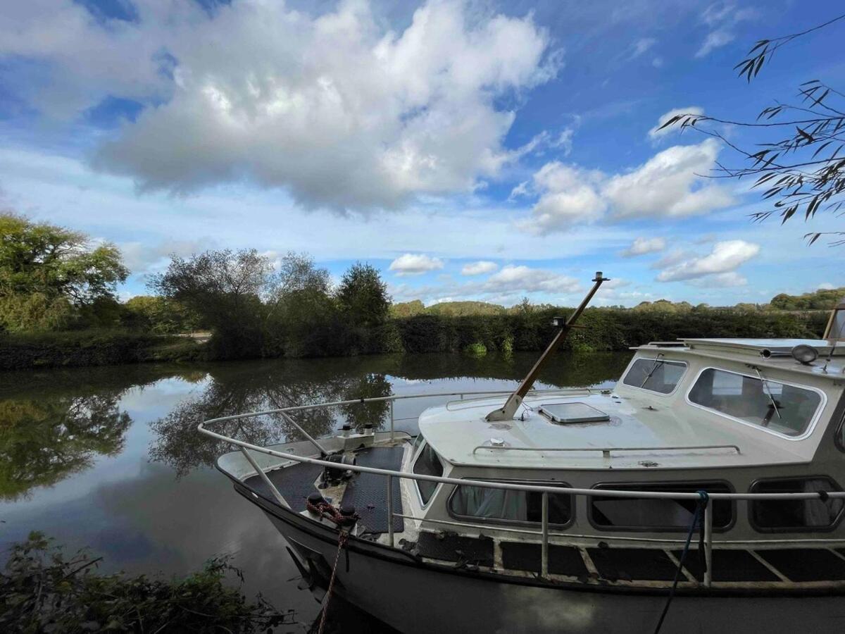 Dutch Cruiser Ship On A Tranquil Secluded River Тонбридж Екстериор снимка