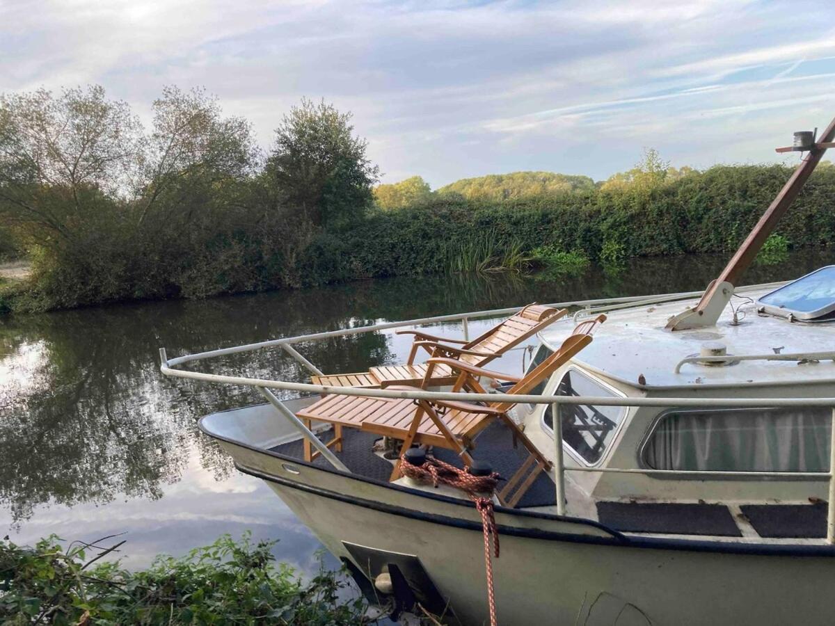 Dutch Cruiser Ship On A Tranquil Secluded River Тонбридж Екстериор снимка