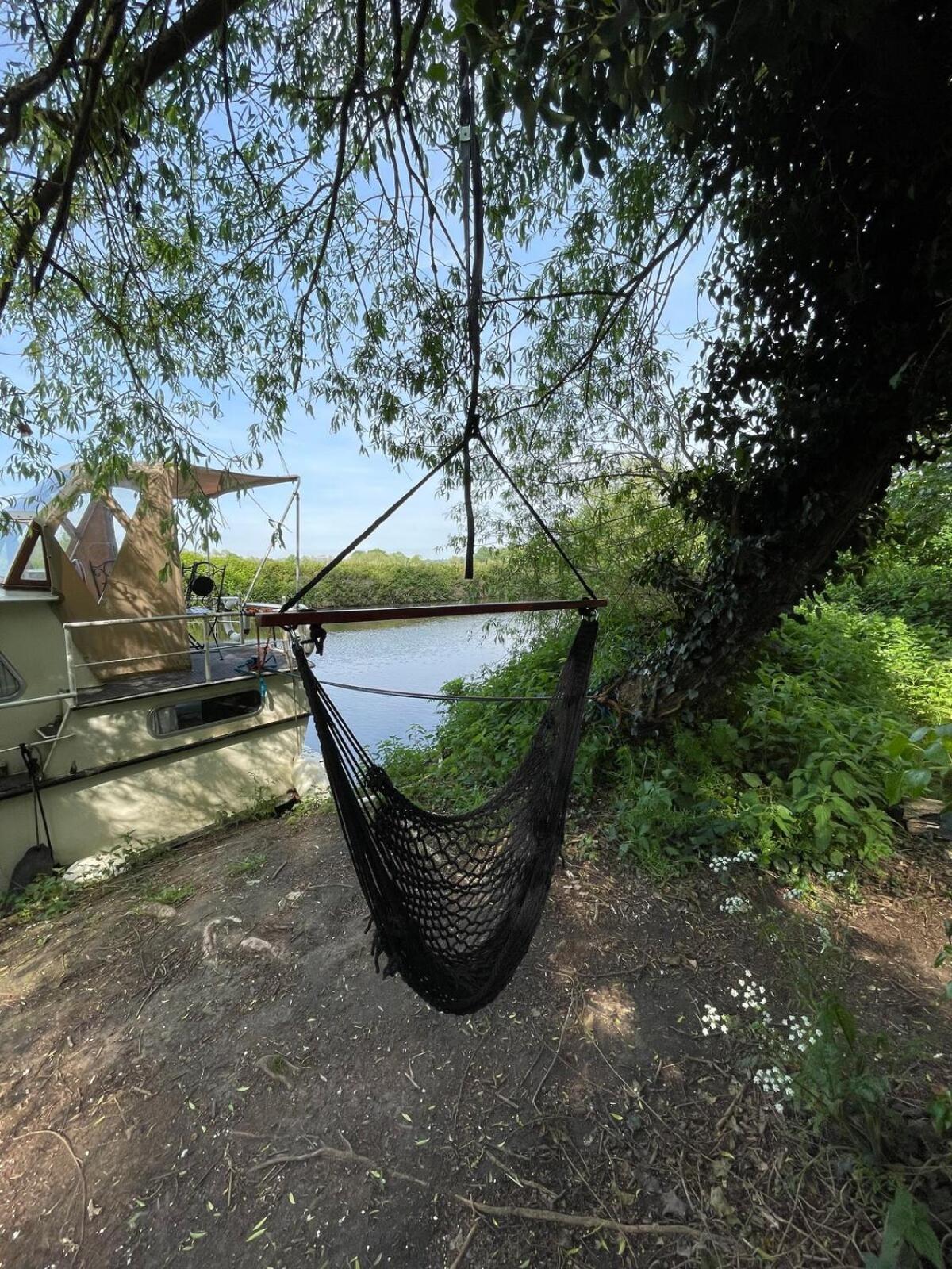 Dutch Cruiser Ship On A Tranquil Secluded River Тонбридж Екстериор снимка