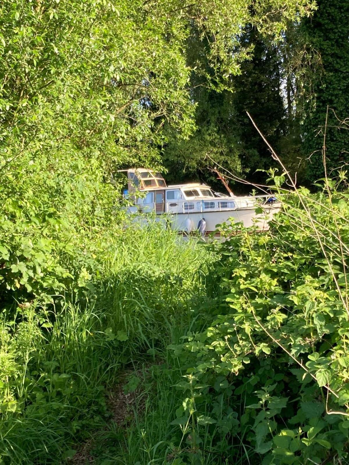 Dutch Cruiser Ship On A Tranquil Secluded River Тонбридж Екстериор снимка